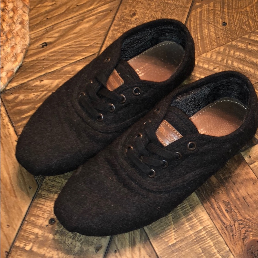 Women’s size 7 toms